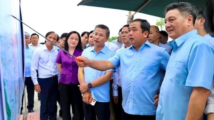 Bí thư Thành ủy Trần Đức Thắng kiểm tra tiến độ các dự án trọng điểm trên địa bàn xã Thanh Oai.