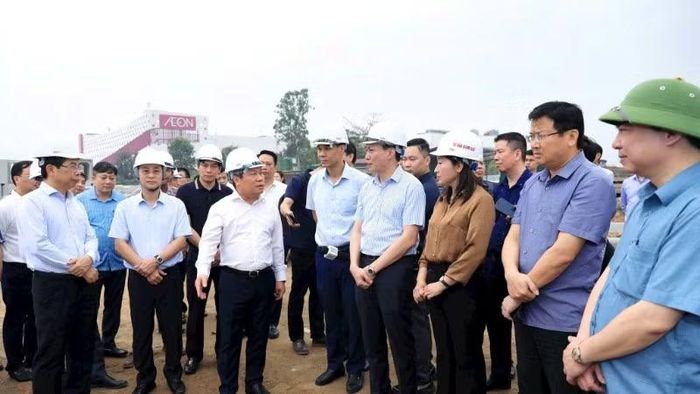 Chủ tịch Ủy ban nhân dân thành phố Hà Nội Trần Đức Thắng đôn đốc tiến độ giải phóng mặt bằng dự án đường 70.