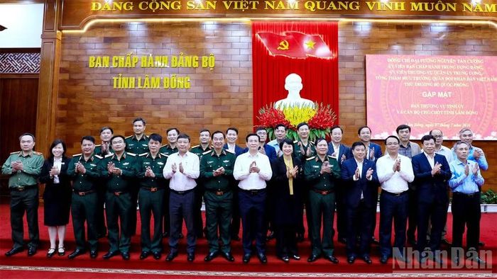 Đại tướng Nguyễn Tân Cương và Đoàn công tác với Ban Thường vụ Tỉnh ủy và cán bộ chủ chốt tỉnh Lâm Đồng.