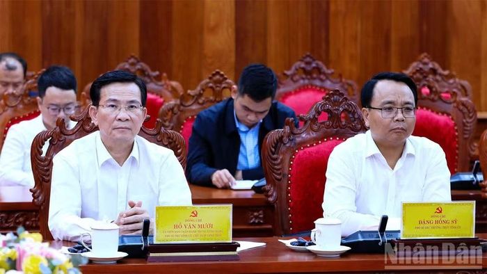 Đồng chí Hồ Văn Mười, Ủy viên Trung ương Đảng, Phó Bí thư Tỉnh ủy, Chủ tịch Ủy ban nhân dân tỉnh Lâm Đồng và đồng chí Đặng Hồng Sỹ, Phó Bí thư thường trực Tỉnh ủy tham dự buổi làm việc.