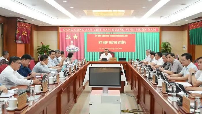 Đồng chí Trần Sỹ Thanh, Ủy viên Bộ Chính trị, Bí thư Trung ương Đảng, Chủ nhiệm Ủy ban Kiểm tra Trung ương chủ trì Kỳ họp thứ 8. (Ảnh: MINH NGỌC)