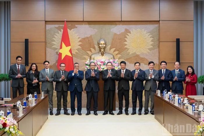 Chủ tịch Quốc hội Trần Thanh Mẫn với các đại biểu.