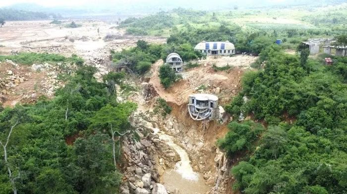 Hồ chứa nước trên núi Tân Lai bị vỡ.