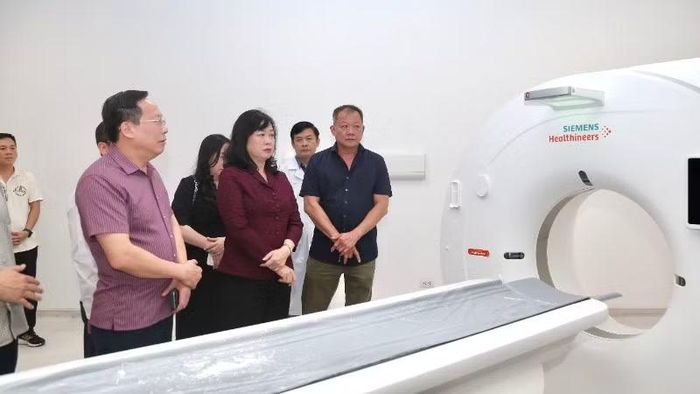 Bộ trưởng Y tế yêu cầu bệnh viện tiếp tục rà soát kỹ lưỡng các phương án vận hành, bảo đảm mọi quy trình được thực hiện an toàn, thông suốt, lấy người bệnh làm trung tâm.