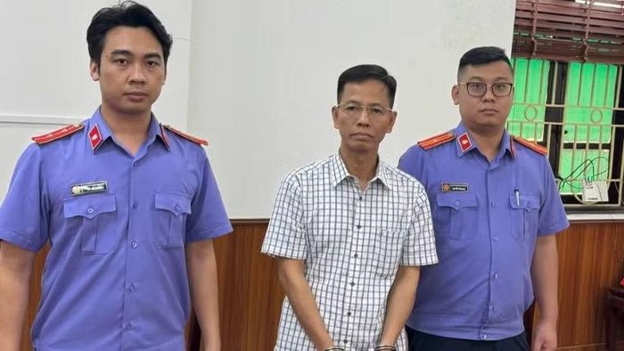 Nguyên thẩm phán Tòa án nhân dân Thành phố Hà Nội Nguyễn Đăng Phong (áo kẻ). (Ảnh: H.N)