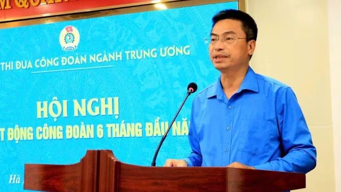 Phó Chủ tịch Công đoàn Khoa học và Công nghệ Việt Nam Phạm Quang Hưởng báo cáo sơ kết.