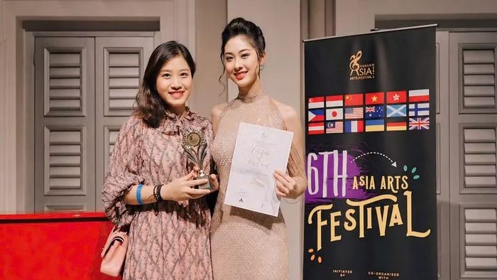 Thạc sĩ, ca sĩ Bích Hồng và học sinh giành giải Vàng tại mùa thi lần thứ 6.