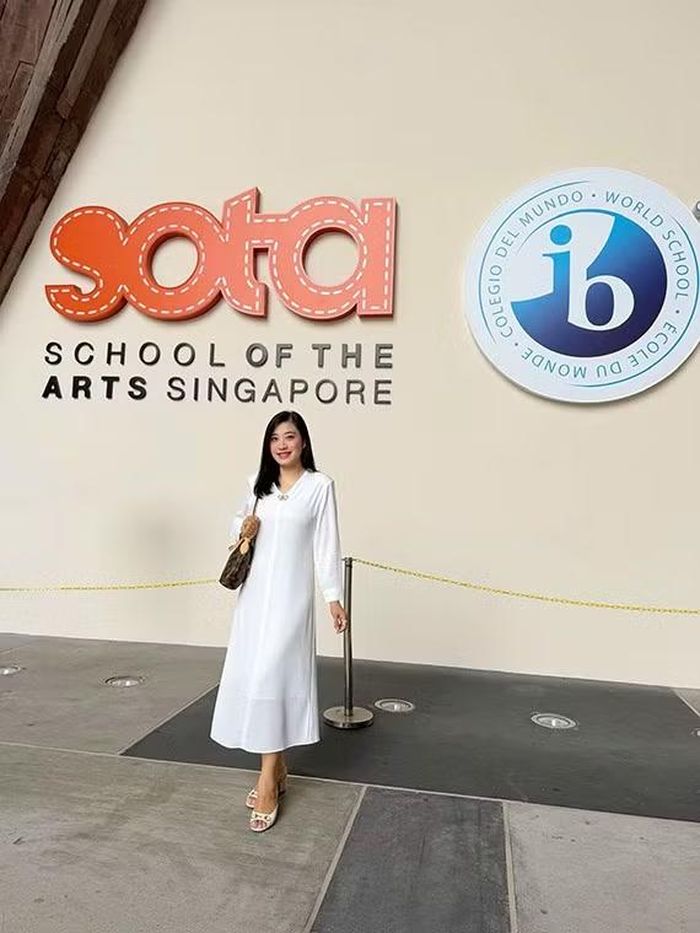 Thạc sĩ, ca sĩ Bích Hồng.
