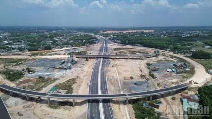 Một nút giao trên tuyến đường cao tốc Biên Hòa-Vũng Tàu.