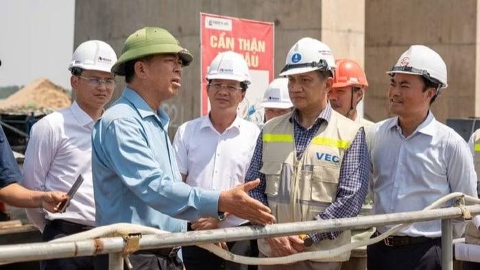 Bộ trưởng Trần Hồng Minh (đội mũ cối) thị sát thi công dự án đường cao tốc Thành phố Hồ Chí Minh-Long Thành- Dầu Giây.