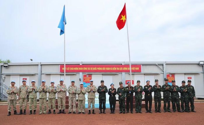 Đoàn công tác Bộ Quốc phòng thăm và làm việc với lực lượng gìn giữ hòa bình Việt Nam tại Abyei. (Ảnh: Văn Quyết)