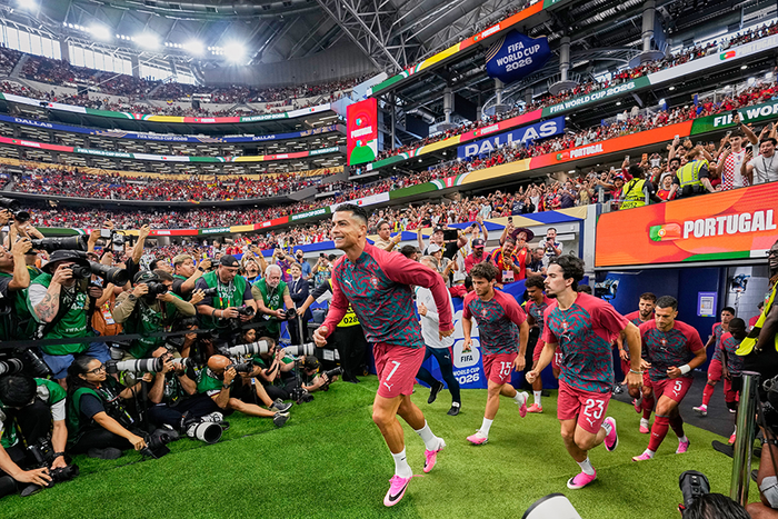Ronaldo và các đồng đội bước ra sân khởi động. Ảnh: AP
