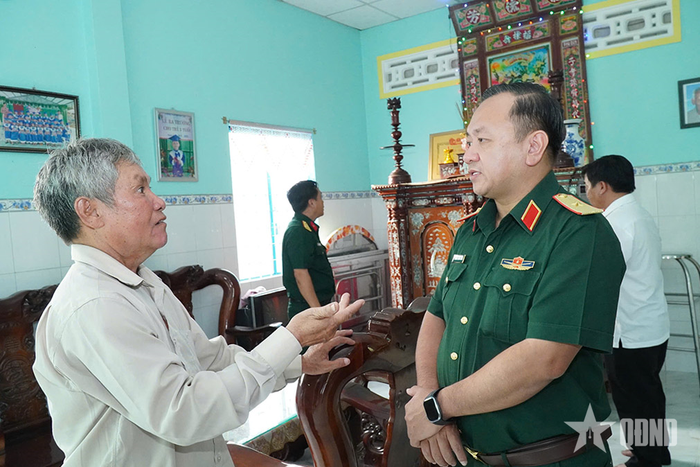 Thiếu tướng Nguyễn Thành Trung trao đổi với người nhà ông Huỳnh Văn Mười. 