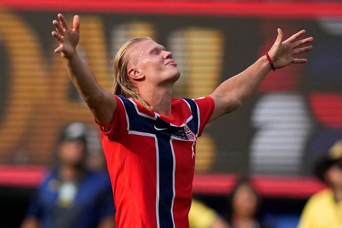 Haaland ghi cú đúp giúp Na Uy lần đầu vào tứ kết World Cup. Ảnh: AP