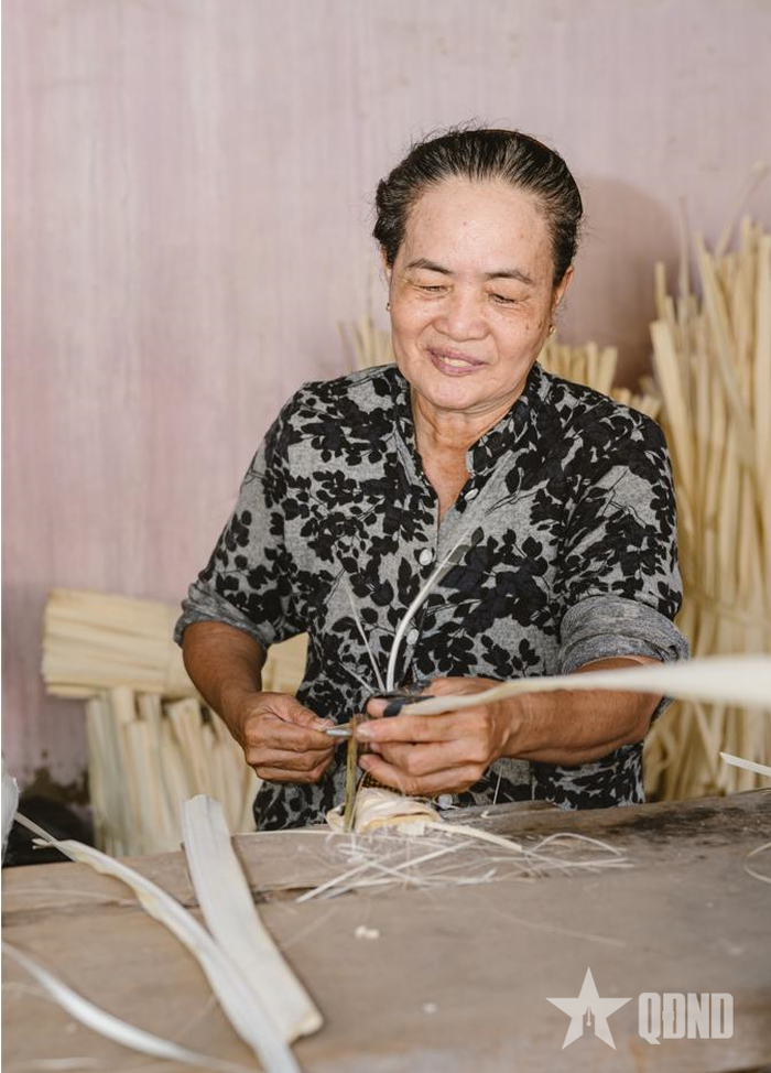 Cô Phạm Thị Ngọc Dung (58 tuổi) đã gắn bó với nghề đan nón bàng buông gần 20 năm.