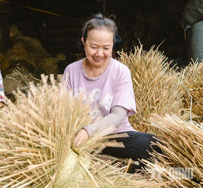 Giữa nhiều đổi thay của cuộc sống, những đôi tay ấy vẫn bền bỉ giữ nghề, tạo việc làm, ổn định thu nhập và gìn giữ một nét văn hóa truyền thống của địa phương.