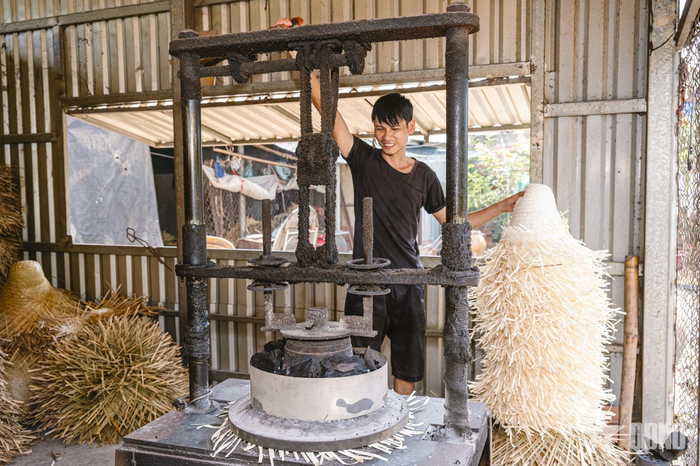 Khuôn ép gia nhiệt bằng than được điều chỉnh thủ công, đòi hỏi sự khéo léo và kinh nghiệm của người thợ.