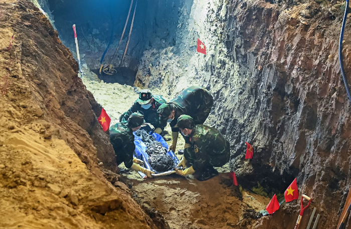  Cán bộ, chiến sĩ Đội K74 (Bộ tư lệnh TP Hồ Chí Minh) thực hiện nhiệm vụ quy tập hài cốt liệt sĩ tại Công viên Lê Thị Riêng. 