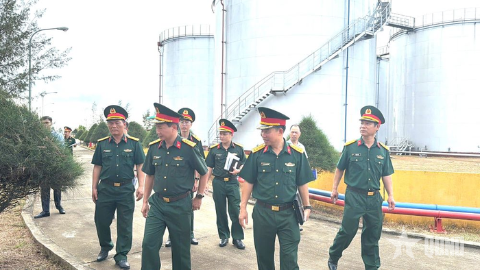 Chỉ huy Cục Xăng dầu, Tổng cục Hậu cần - Kỹ thuật cùng đoàn kiểm tra tại Kho xăng dầu Đại đội 2, Tiểu đoàn 6, Cục Hậu cần - Kỹ thuật Quân khu 5.