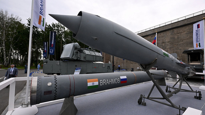 Tên lửa BrahMos được trưng bày tại Triển lãm Quốc phòng Hàng hải quốc tế Fleet-2026 ở thành phố Kronstadt (Nga), ngày 10-6-2026. Ảnh: Getty Images