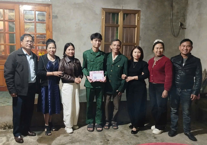 Hội Cựu chiến binh xã Sơn Giang trao quà động viên thanh niên lên đường nhập ngũ năm 2026.