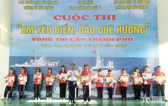  Thiếu tướng Trần Văn Hậu, Chính ủy Vùng Cảnh sát biển 1 trao bằng chứng nhận giải nhất cùng phần thưởng tặng các thí sinh đạt thành tích cao tại cuộc thi. 