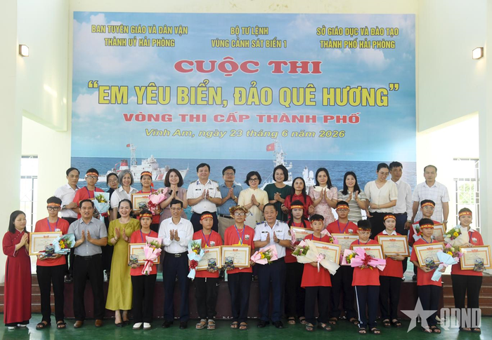 Các đại biểu với các thí sinh đoạt giải của cuộc thi. 