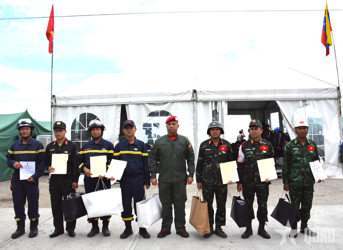  Đại diện Chính phủ Venezuela trao Huy chương "Anh hùng Venezuela" hạng Nhì cho các cá nhân của đoàn Việt Nam. 