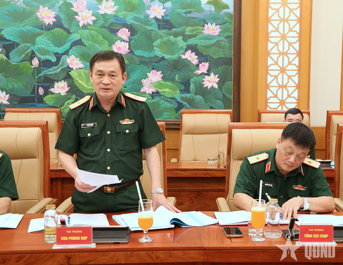 Đại biểu lãnh đạo các cơ quan, đơn vị phát biểu tại hội nghị.