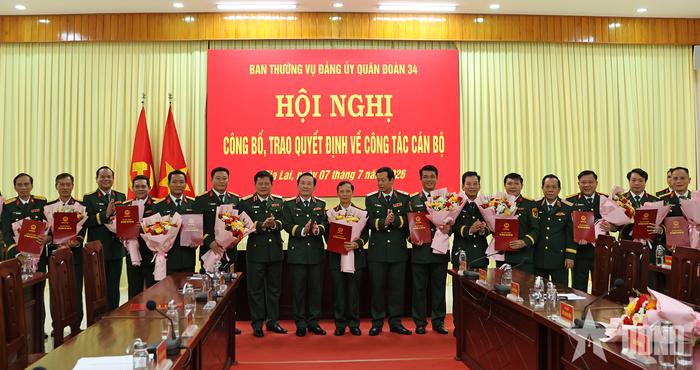 Lãnh đạo Quân đoàn 34 và các đồng chí sĩ quan được thăng quân hàm, nâng lương. 