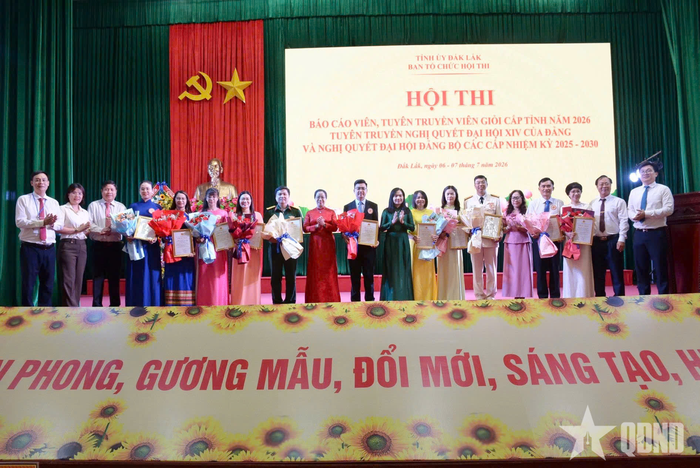  Lãnh đạo tỉnh Đắk Lắk, Ban tổ chức, Ban giám khảo và các thí sinh đoạt giải cao tại hội thi.
