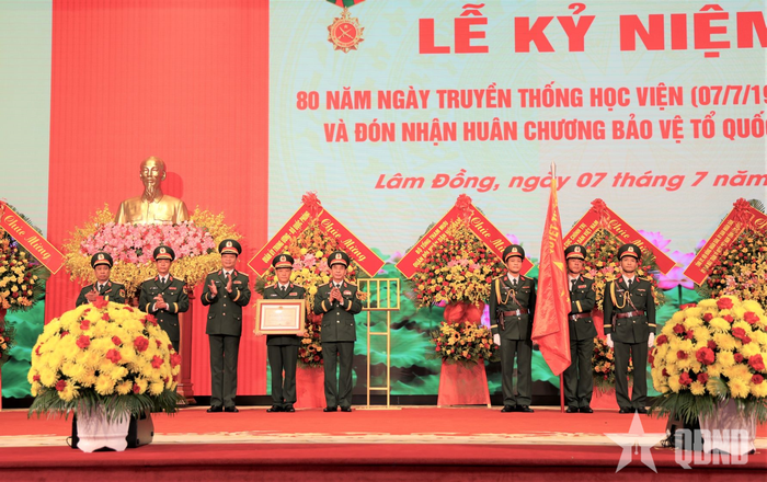 Trao Huân chương Bảo vệ Tổ quốc hạng Nhất tặng Học viện Lục quân tại buổi lễ.