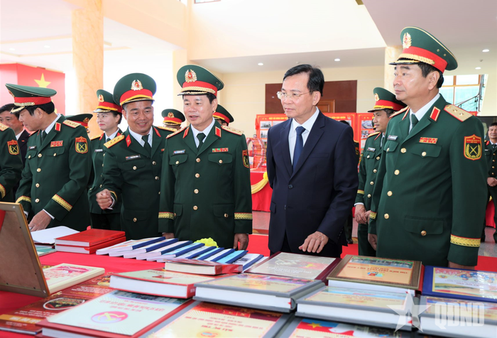 Các đại biểu tham quan không gian trưng bày chào mừng kỷ niệm 80 năm Ngày truyền thống Học viện Lục quân.