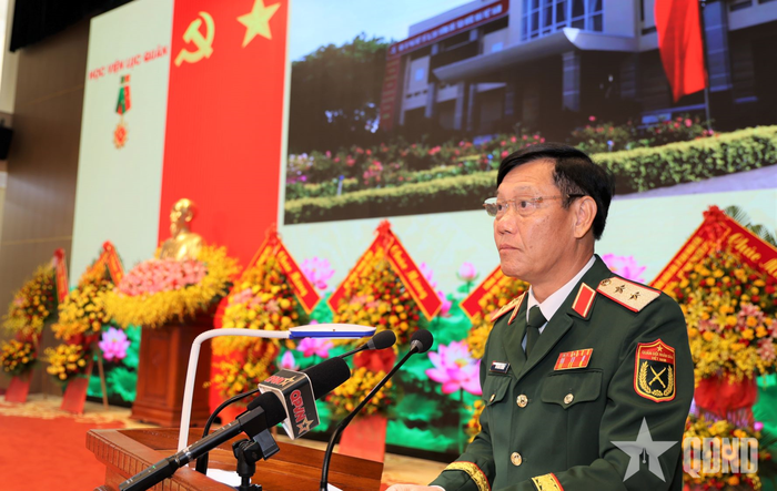 Trung tướng Đỗ Minh Xương, Giám đốc Học viện Lục quân trình bày diễn văn tại buổi lễ.