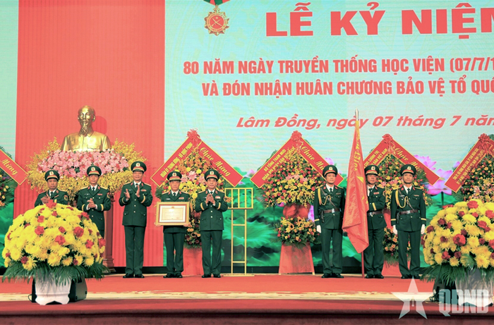 Trao Huân chương Bảo vệ Tổ quốc hạng Nhất tặng Học viện Lục quân tại buổi lễ.
