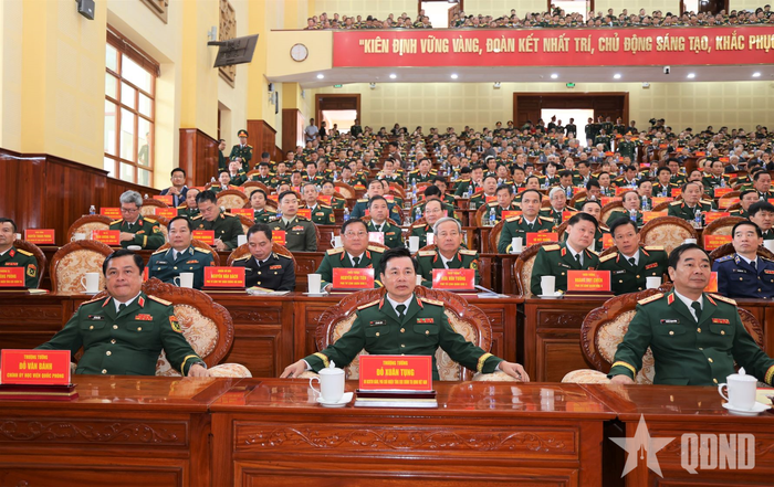 Các đại biểu dự buổi lễ.
