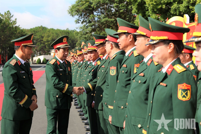 Đại tướng Phan Văn Giang cùng các đại biểu. 
