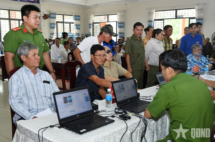 Ông Huỳnh Văn Mười và ông Huỳnh Văn Nhỏ được khai báo hồ sơ điện tử.