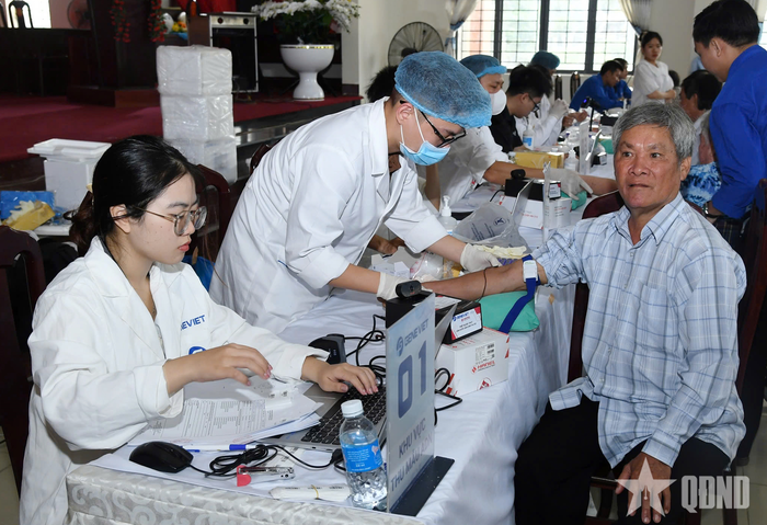 Ông Huỳnh Văn Nhỏ được tiến hành lấy mẫu xét nghiệm.