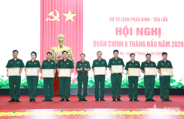 Thủ trưởng Bộ tư lệnh Pháo binh - Tên lửa trao thưởng cho các tập thể, cá nhân.