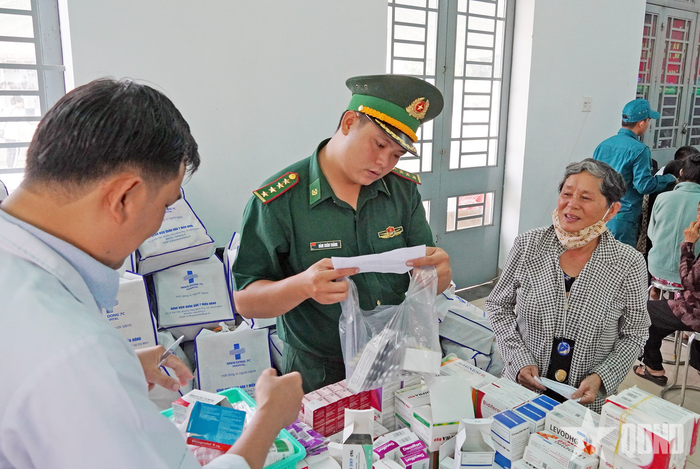 Phát thuốc, hướng dẫn tỉ mỉ cách sử dụng đến người dân.