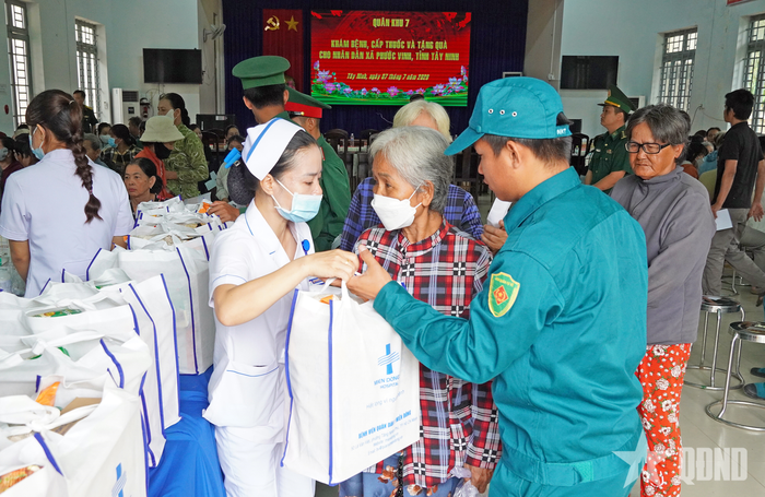 Ban tổ chức trao nhiều phần quà thiết thực hỗ trợ đời sống người dân.
