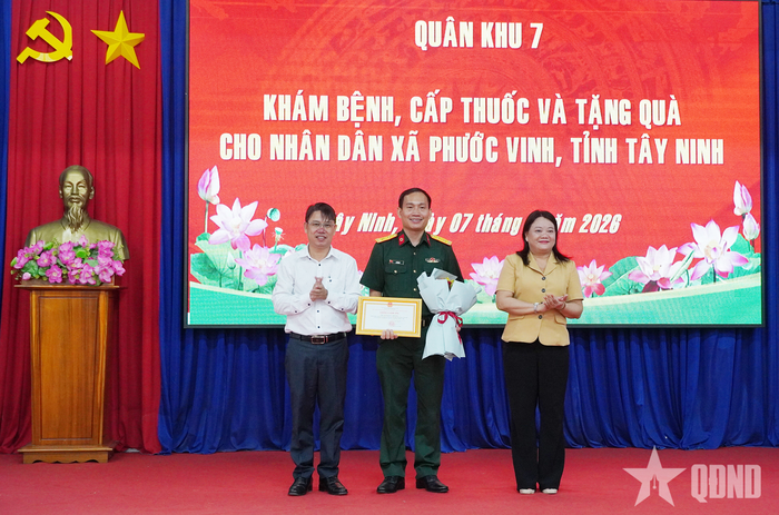 Cấp ủy, chính quyền địa phương tặng hoa, thư cảm ơn đến đoàn y, bác sĩ.