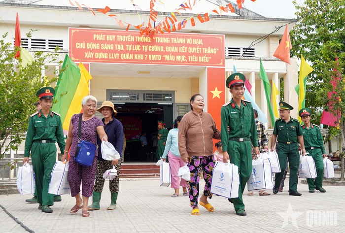 Người dân vùng biên giới xã Phước Vinh phấn khởi khi được bộ đội khám bệnh, cấp thuốc miễn phí.