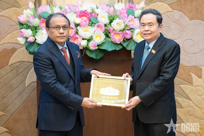 Chủ tịch Quốc hội Trần Thanh Mẫn tặng quà lưu niệm tới Tổng Chưởng lý Tan Sri Mohd Dusuki Mokhtar.