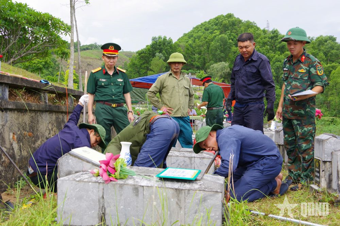 Đội quy tập khai quật hài cốt, tiến hành lấy mẫu.
