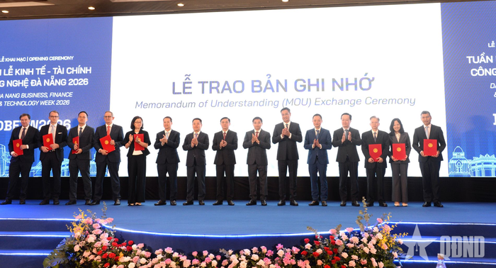 Phó thủ tướng Nguyễn Văn Thắng và các đại biểu chứng kiến TP Đà Nẵng trao các biên bản ghi nhớ (MoU) quan trọng với các đối tác trong nước và quốc tế.