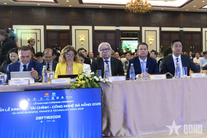 Lãnh đạo TP Đà Nẵng và các đại biểu dự khai mạc.