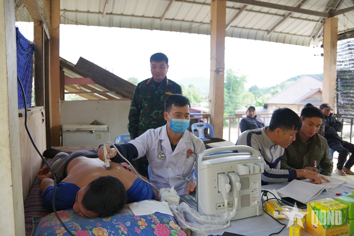 Quân y Đội quy tập HCLS Bộ CHQS tỉnh Thanh Hóa tổ chức khám bệnh, tư vấn chăm sóc sức khỏe cho người dân tỉnh Hủa Phăn (Lào).