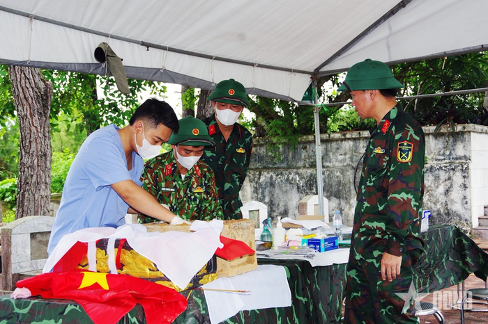 Hoạt động lấy mẫu ADN tại các nghĩa trang liệt sĩ trên địa bàn tỉnh Thanh Hóa.